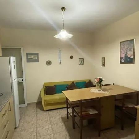 Διαμέρισμα Cozy Flat In The Heart Of